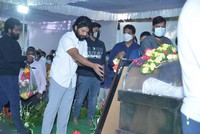 Allu Arjun Pays Last Respcets to Sirivennela Sitaramasastri